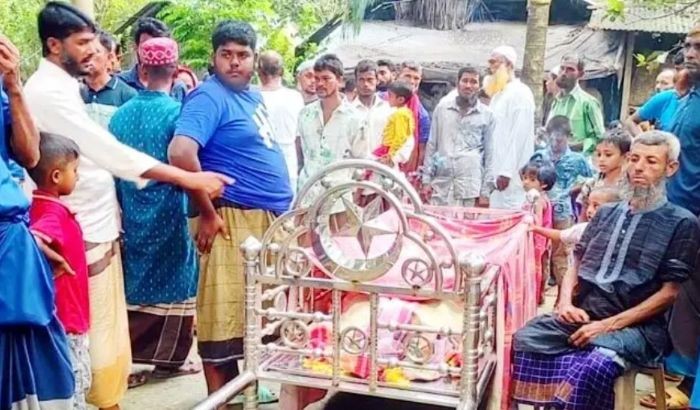 সাপের কামড়ের গুরুত্ব না দিয়ে কবিরাজের ঝাড়ফুঁক, প্রাণ গেলো কৃষকের